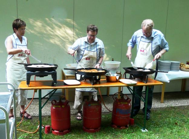 Bild: Appetitlich: Fleisch und Fisch brutzeln, rechts Pfarrer Hartmut Lemp