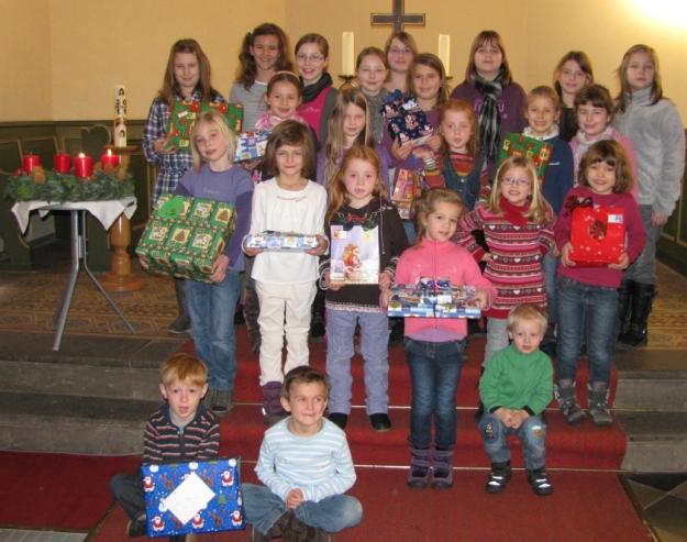 Bild: Alle Jahre wieder in der Kirche Nieder-Ohmen: die Krippenspielkinder mit ihren Päckchen