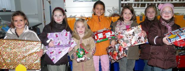 Bild: Besuch im Tafelladen Grünberg: eine Abordnung der Kinderkirche bringt die Geschenke