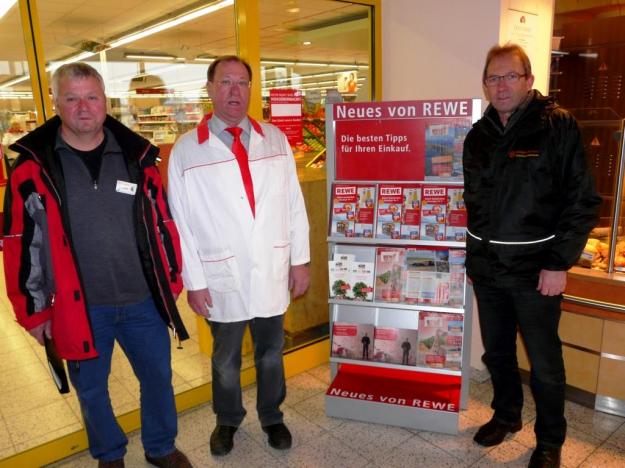 Bild: Das Dankschön an Marktinhaber Ernst Döring überbrachten die ehrenamtlichen Tafelfahrer Hans-Heinrich Sames (links) und Jochen Schönhals