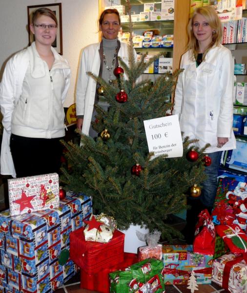 Bild: Geschenkübergabe in der Schlossapotheke: Apothekerin Kerstin Dahler (Mitte) mit ihren Mitarbeiterinnen Sarah Eckl (links) und Rebecca Lippe