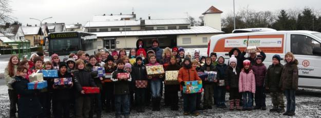 Bild: So viele Geschenke, das ist toll: Schüler der Grundschule Rüddingshausen haben eifrig gepackt