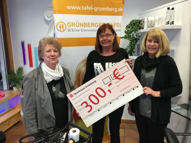 Bild: Eine schöne Überraschung! von links: Renate Apitz-Busch, Gabriele Ulrich-Coble und Mitarbeiterin Silvia Kunert