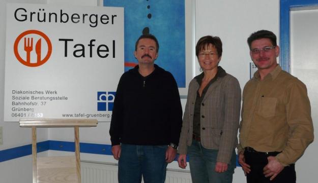 Bild: Freude über das schöne Zeichen - bei der Spendenübergabe: Willi Ranft (li), Bettina Wege-Lemp und Arno Hartung